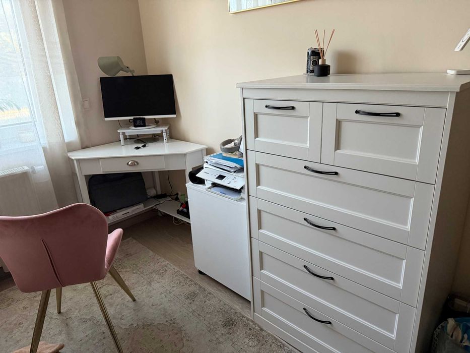 komoda, biurko narożne, krzesło i kontenerek na kółkach