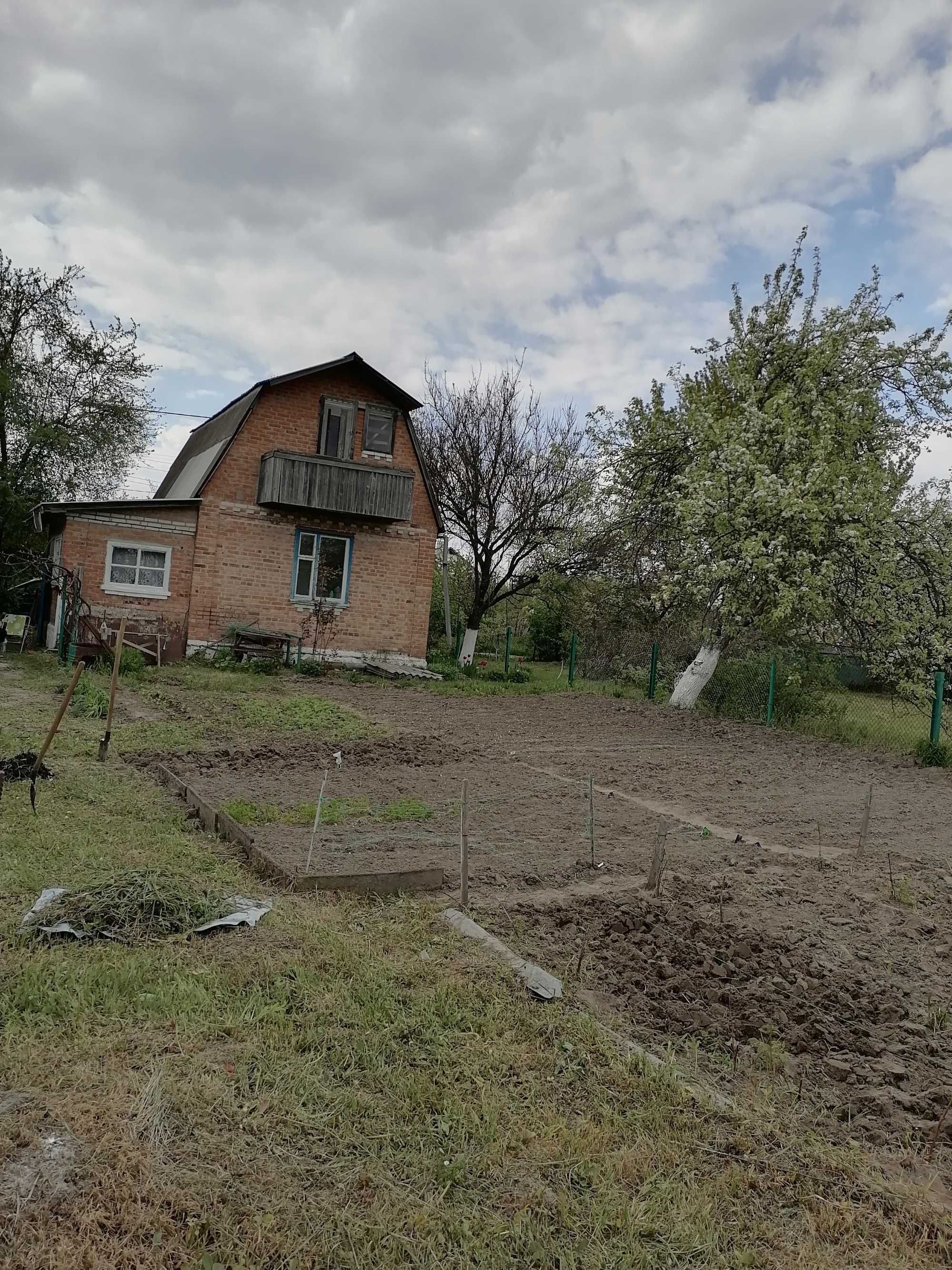 Дачний будинок з цегли.. 5 соток землі, приватизованої.