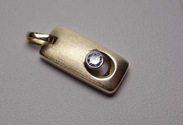 Złota prostokątna zawieszka z diamentem brylant 0,13 ct.
