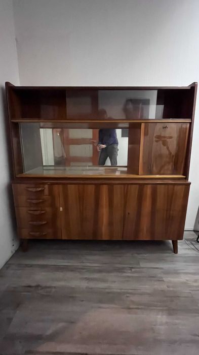 Drewniana gablotka / kredens PRL z przeszkleniami – orzech, Wrocław