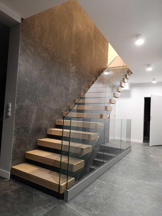 Schody półkowe wspornikowe wiszące Producent