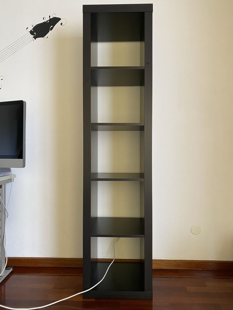 Armário IKEA em madeira escura