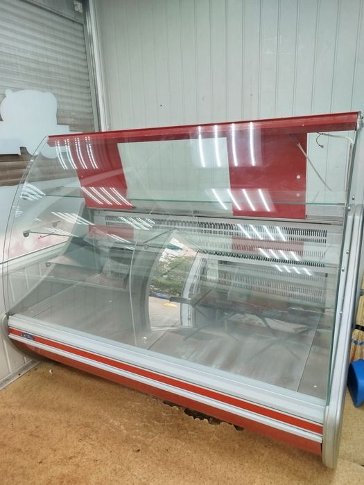 Продам холодильную витрину для кондитерки