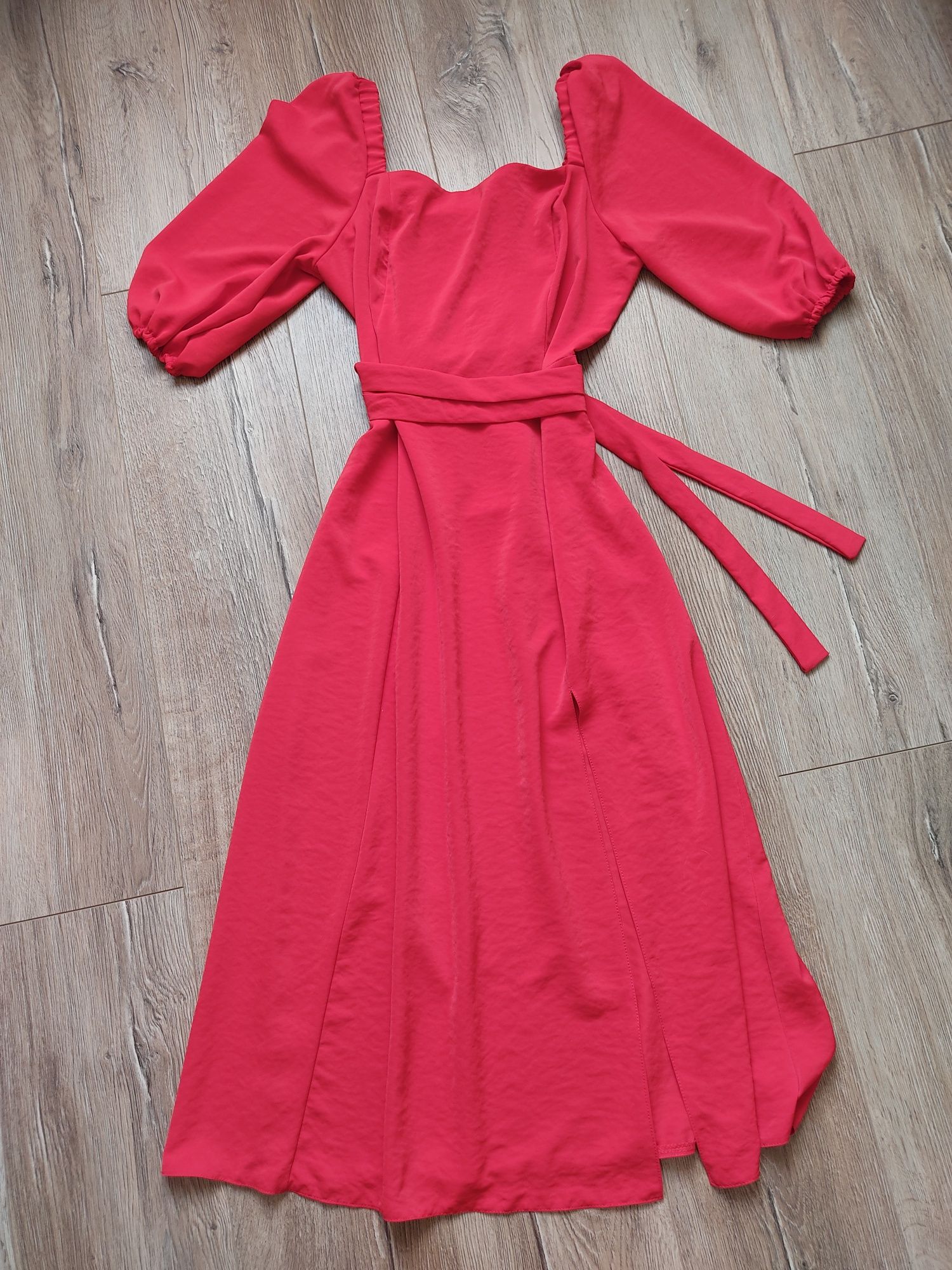 Червона сукня з розрізом