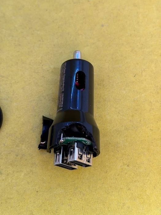 amazon basics 2-port usb car charger uszkodzony