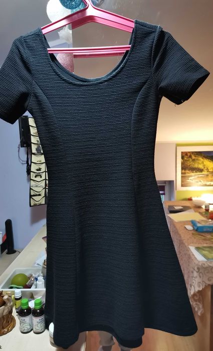 Czarna sukienka H&M rozkloszowana