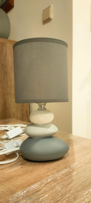 Candeeiros de mesa, em tons de cinza