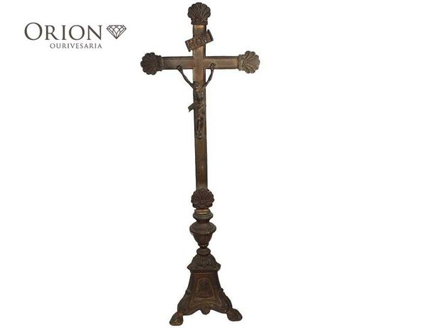 Crucifixo antigo em ferro fundido