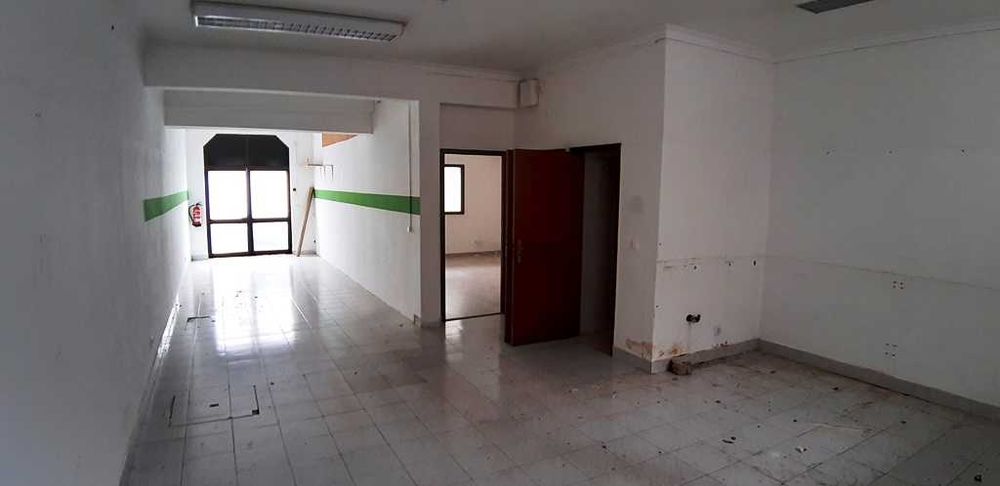 Loja  85m2 em Coselhas apta para serviços ou comércio