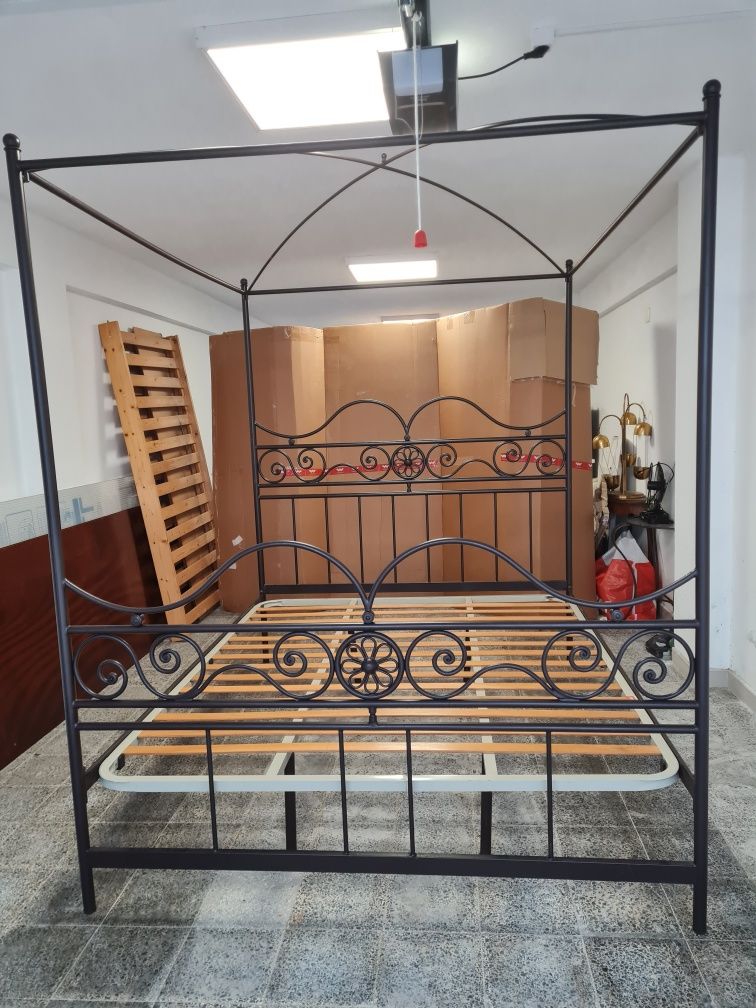 Cama de ferro, de casal, com dossel, em muito bom estado.