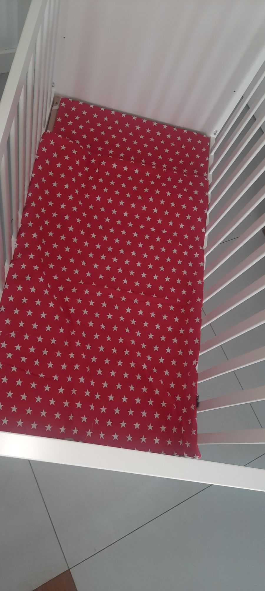 Pościel dziecięca do łóżeczka 60x120cm czerwona w białe gwiazdki szara