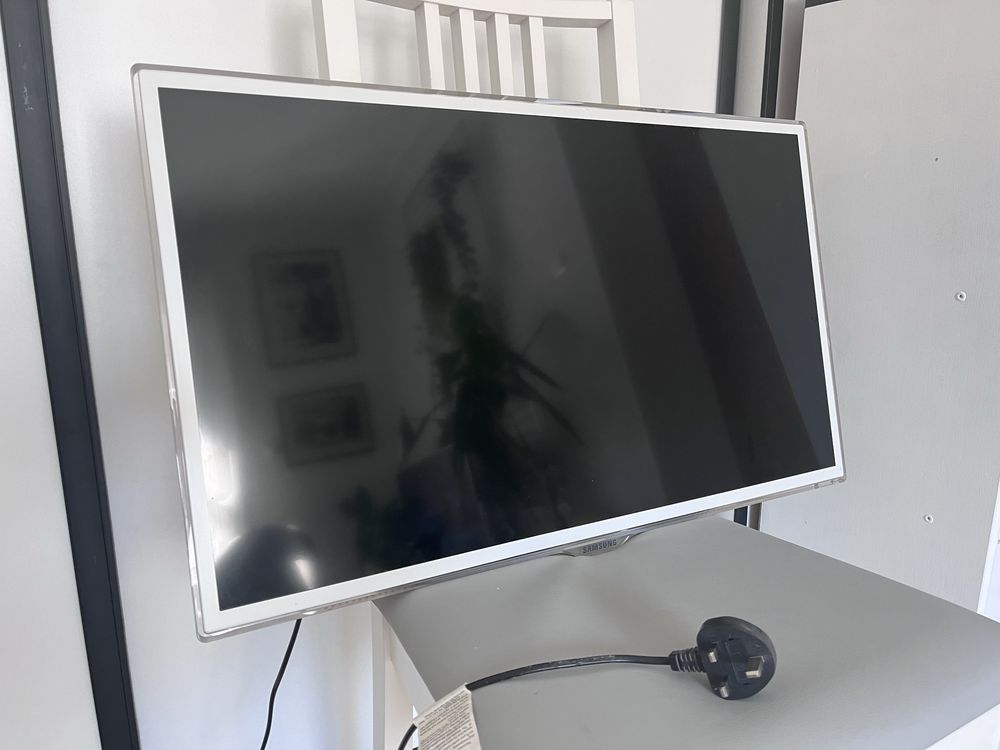 Unikalny biały telewizor samsung 32’’