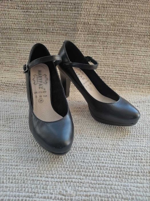 Sapatos salto alto redondos, cor preta com fivela