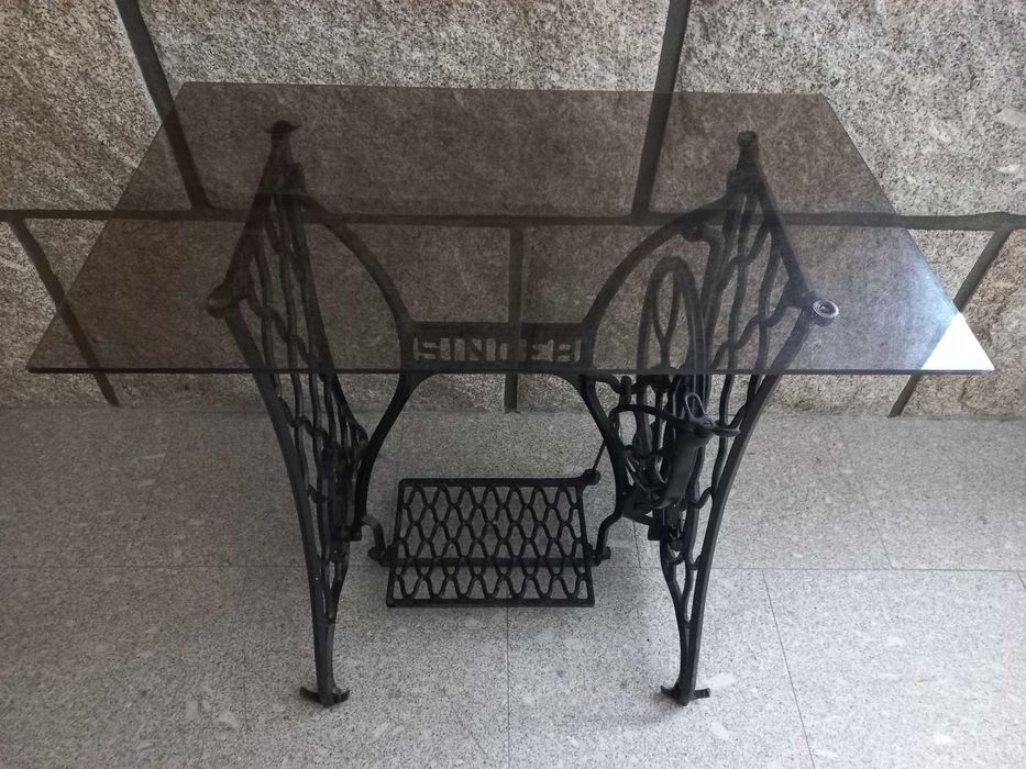 Antiga armação de maquina de costura Singer com tampo em vidro fosco