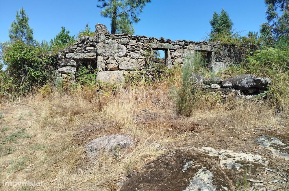 Ruína em Pedra, Palheiro escavado em pedras