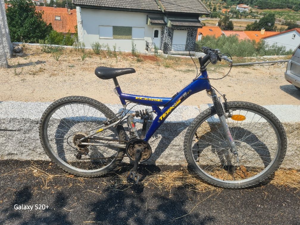Bicicleta  com apenas 3 mudanças a 6 e a 3