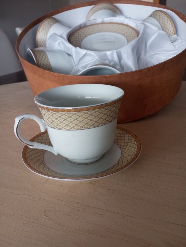 Śliczny zestaw kawowy 6 filiżanek i talerzyków porcelana