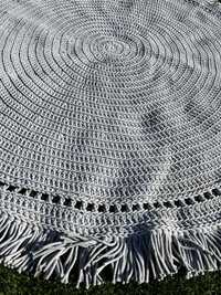 Jasnoszary, ręcznie robiony dywan sznurkowy
