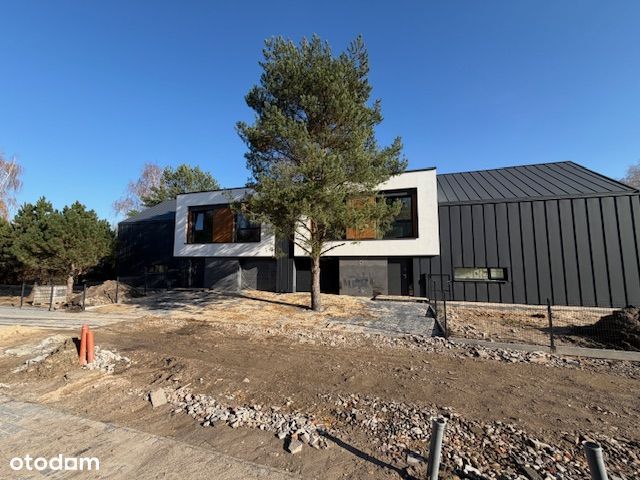 Piękny nowoczesny dom w pobliżu Podkowy Leśnej, przeszklony salon