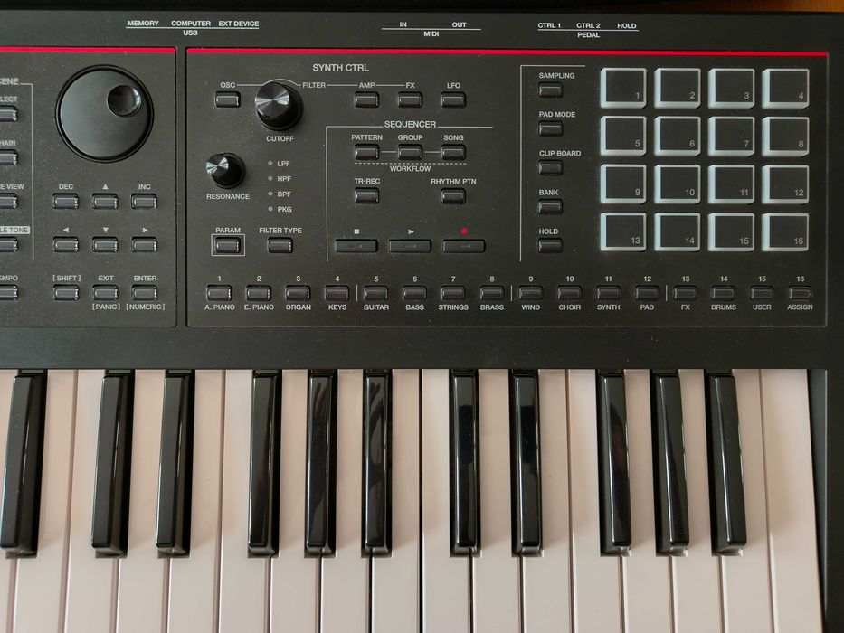 Sintetizador Roland Fantom 06 com Mala de Transporte. Novo