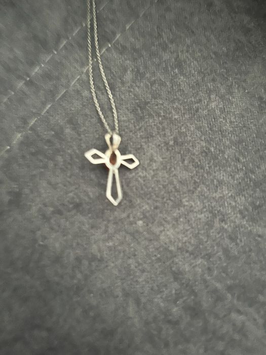 Łańcuszek z krzyżykiem z bursztynem, srebro rodowane