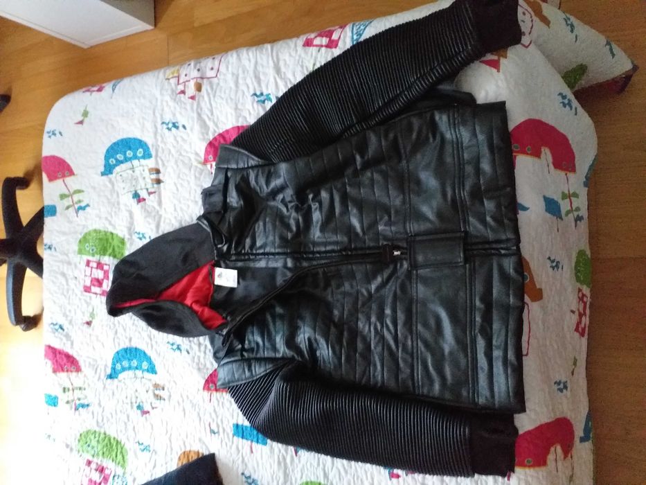 Casaco em pele adulescente14 anos star wars  com capa do kylo Ren.