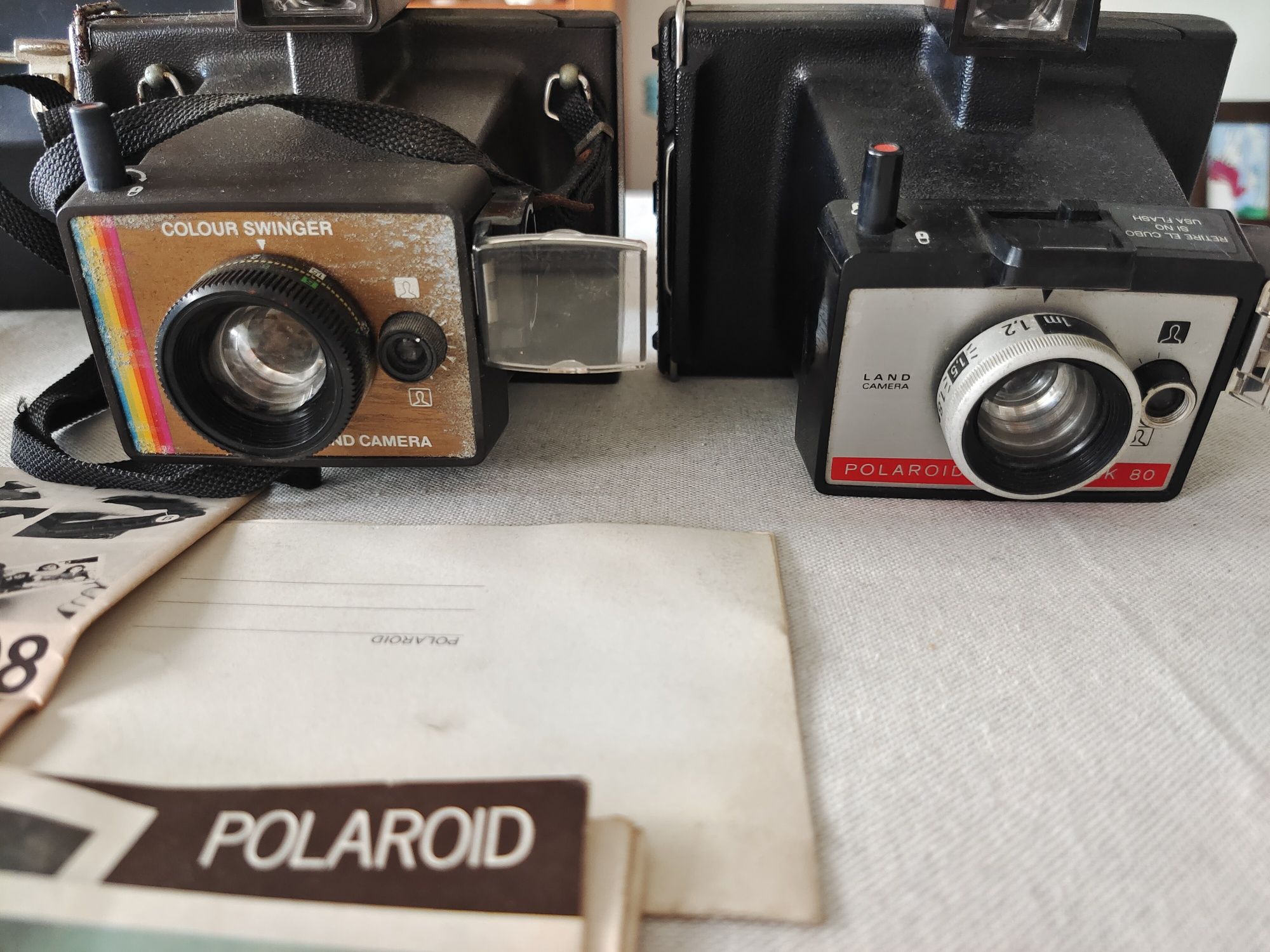 Duas máquinas fotográficas Polaroid