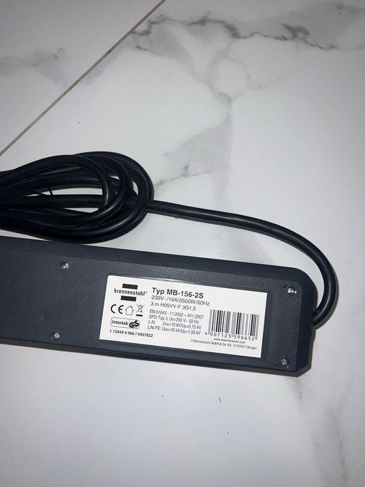 Подовжувачі з захистом від перенапруги. На 8 і 6 розеток.