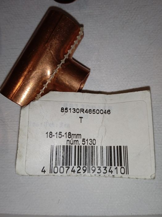 Фітинги мідні для з'єднання труб.