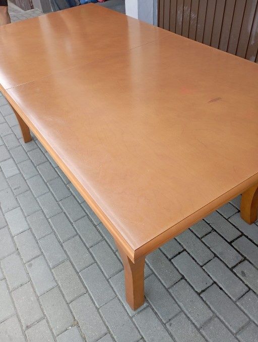 Drewniany stół do salonu