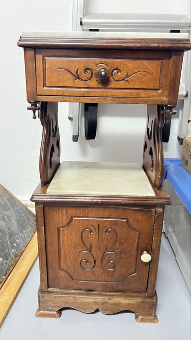 Mesa cabeceira antiga