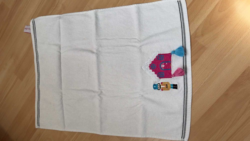 Ręcznik biały dziecięcy Jirnlesy & Joy rozmiar 47x64cm