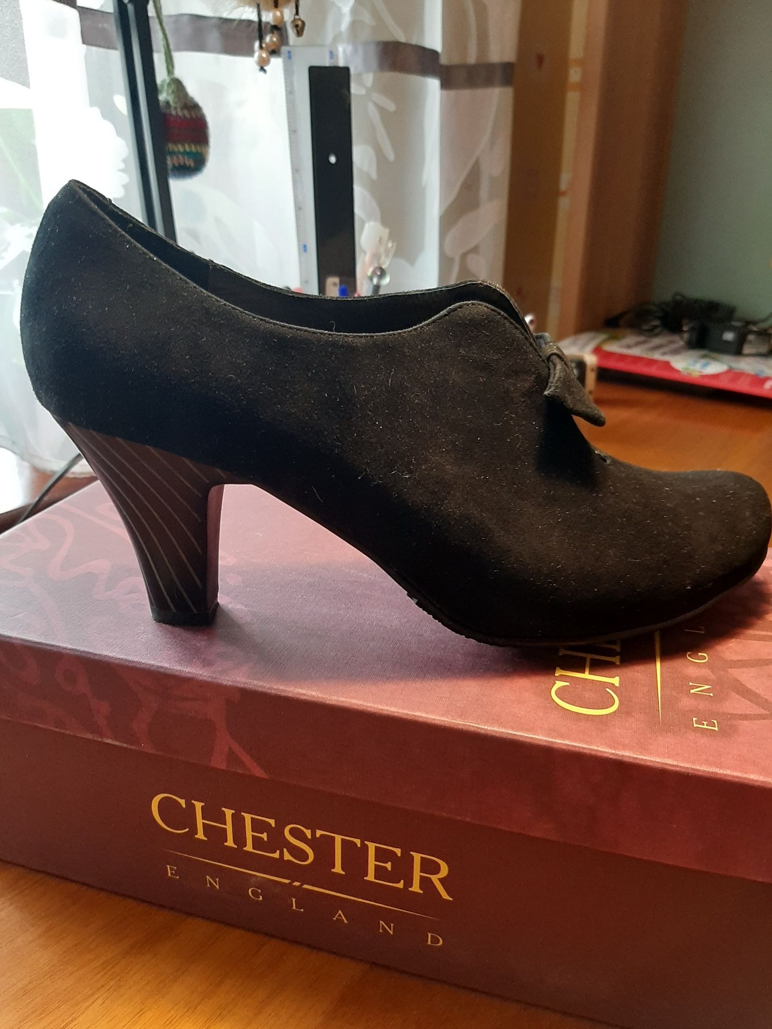 Новые замшевые туфли Chester
