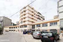 Loja no Seixal com cerca de 2 000m2