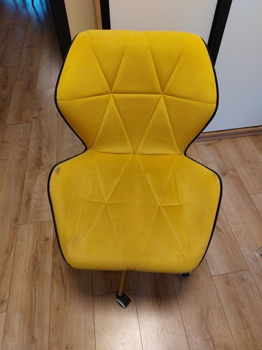 Fotel obrotowy w stylu skandynawskim