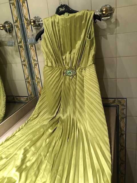 Elegante vestido comprido verde lima com leve plissado