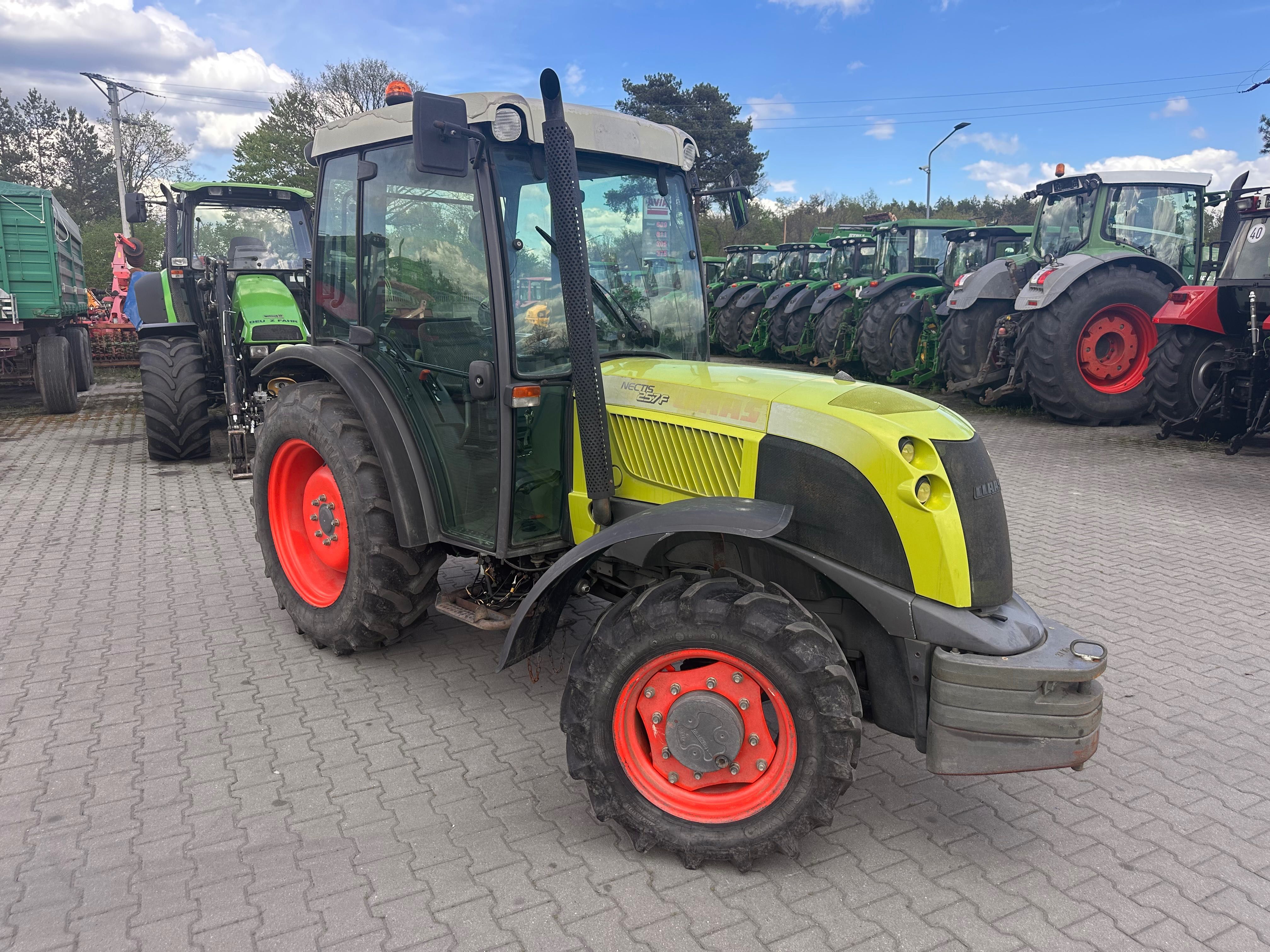 Ciągnik sadowniczy CLAAS NECTIS 257F 90 PS 4X4 Klima