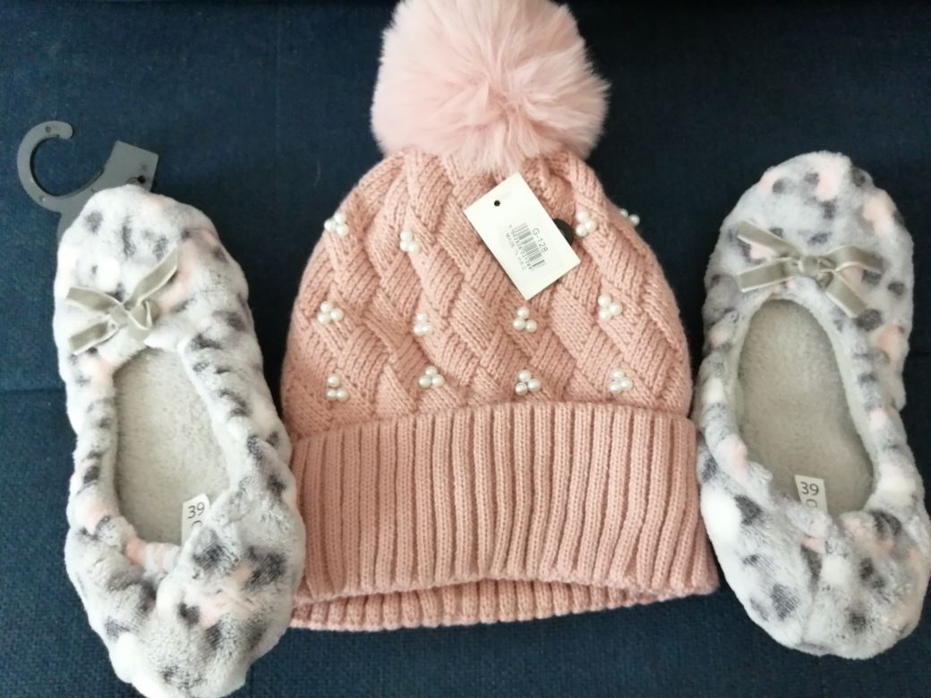 Gorro e pantufas de criança / mulher  	Novos. Ainda com etiqueta!