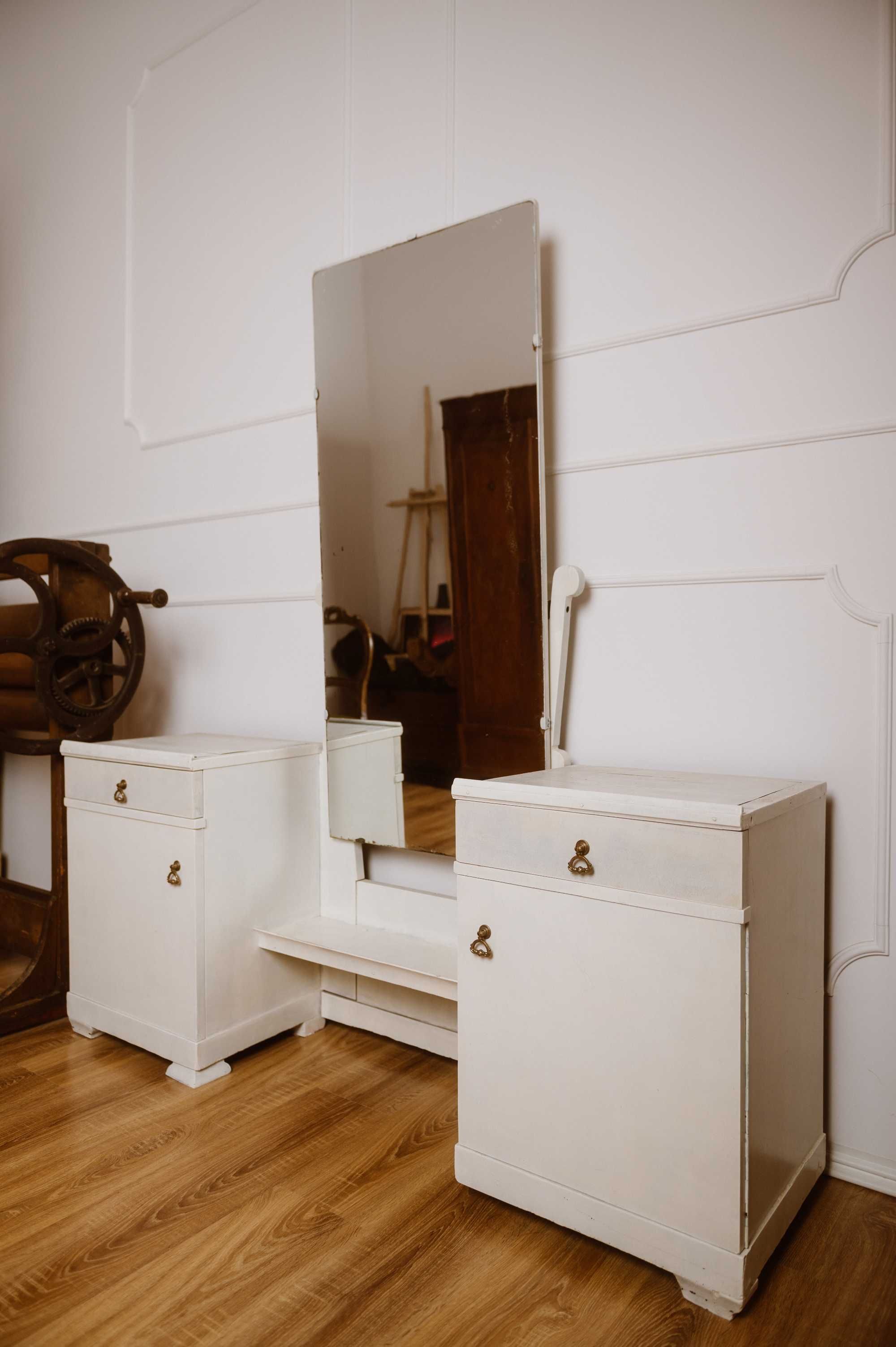 Stara komoda, toaletka drewniana, biała z lustrem