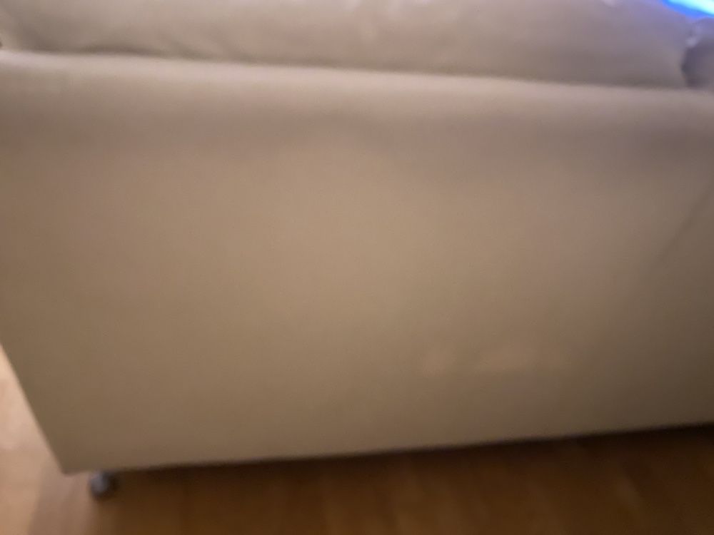 Sofa cor beje so com almofada danificada