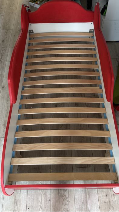 Детская кровать, машинка Маквин красный изЛДСП. Матрас продаю отдельно