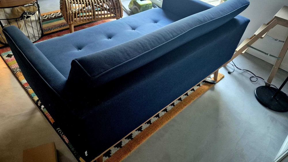 Stylowa sofa 2-osobowa Klematisar (ScandicSofa) – drewno bukowe