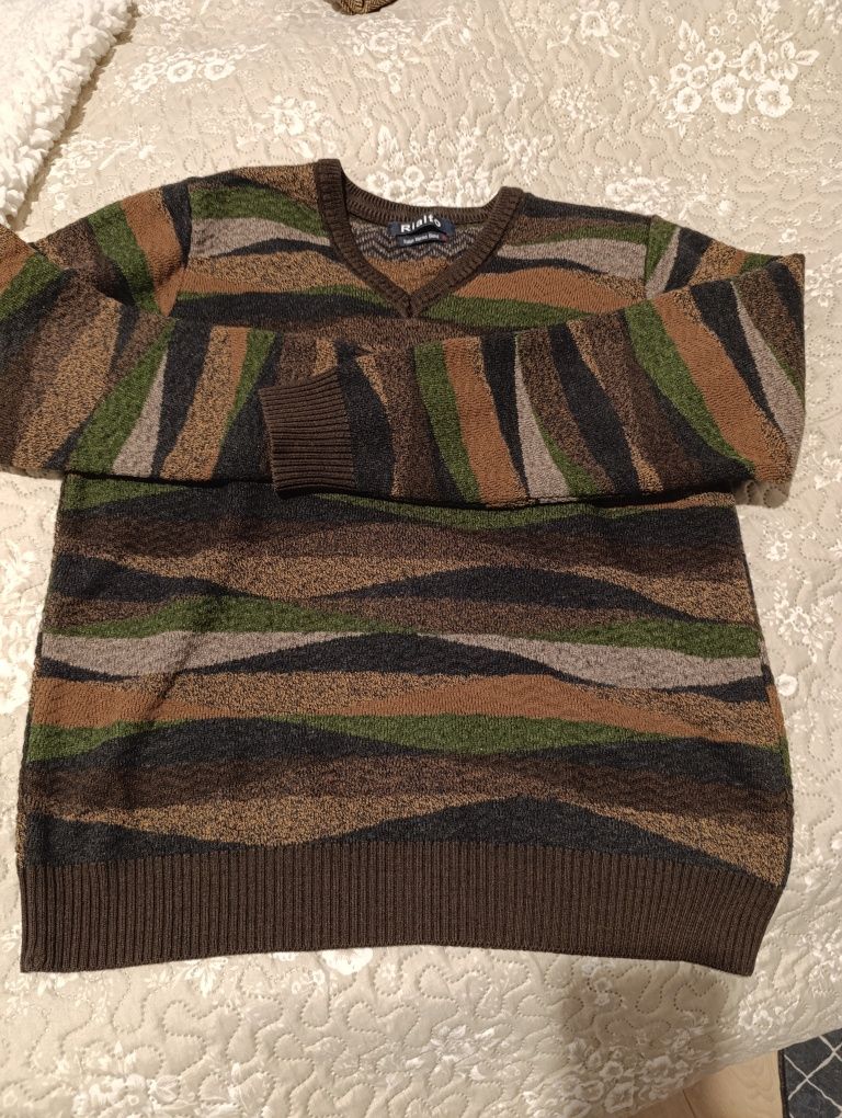 Kolorowy sweter w serek