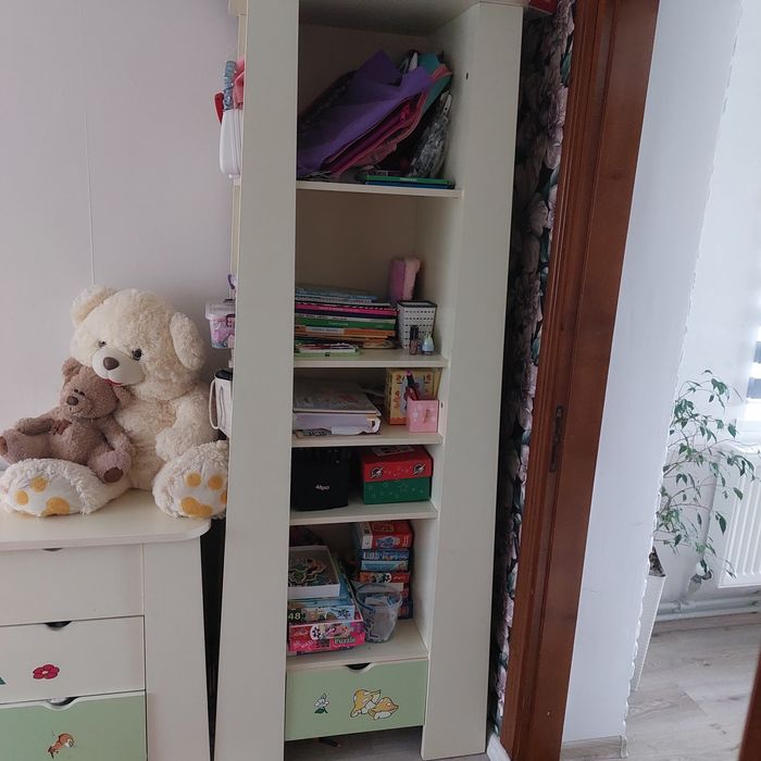 Дитячі меблі: шафа, комод, пенал.