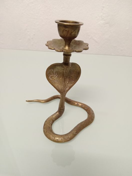 Castiçal em forma de cobra