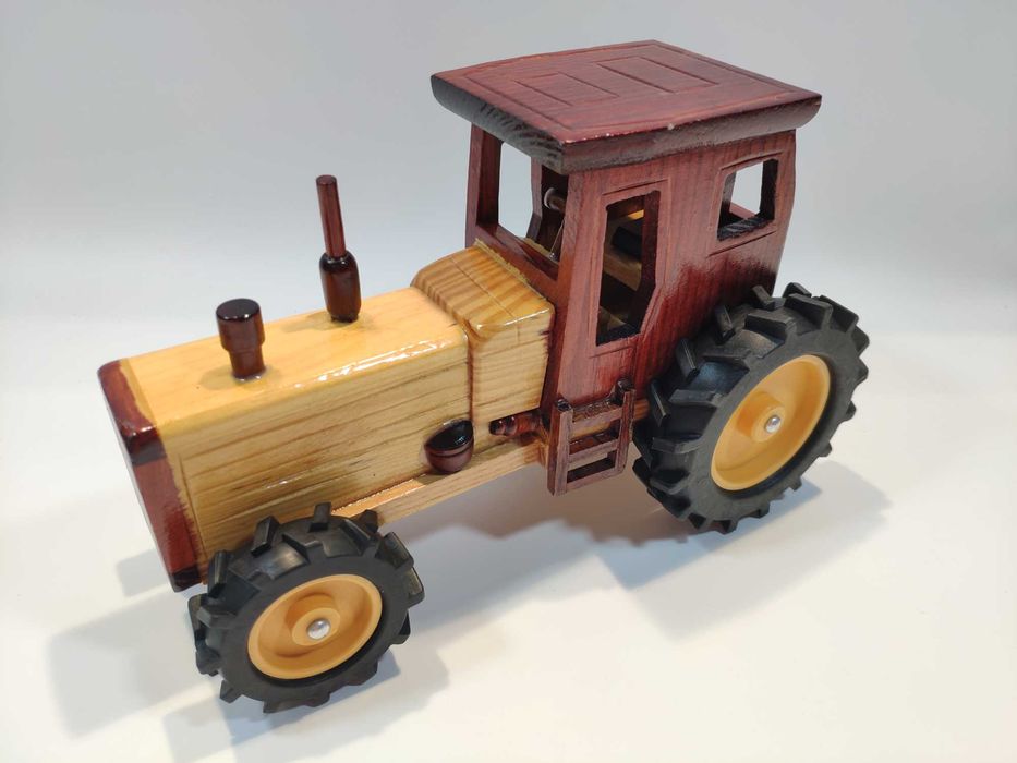 Drewniany model w celofanie - traktor. Traktorek A. Idealny na prezent