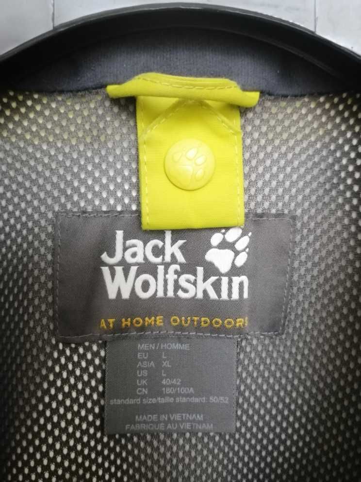 Kurtka typu hardshell specjalistycznej marki Jack Wolfskin.