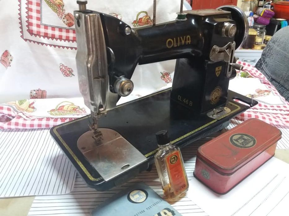 Oliva 46B com manual, caixa e garrafa de óleo originais (Reservada).