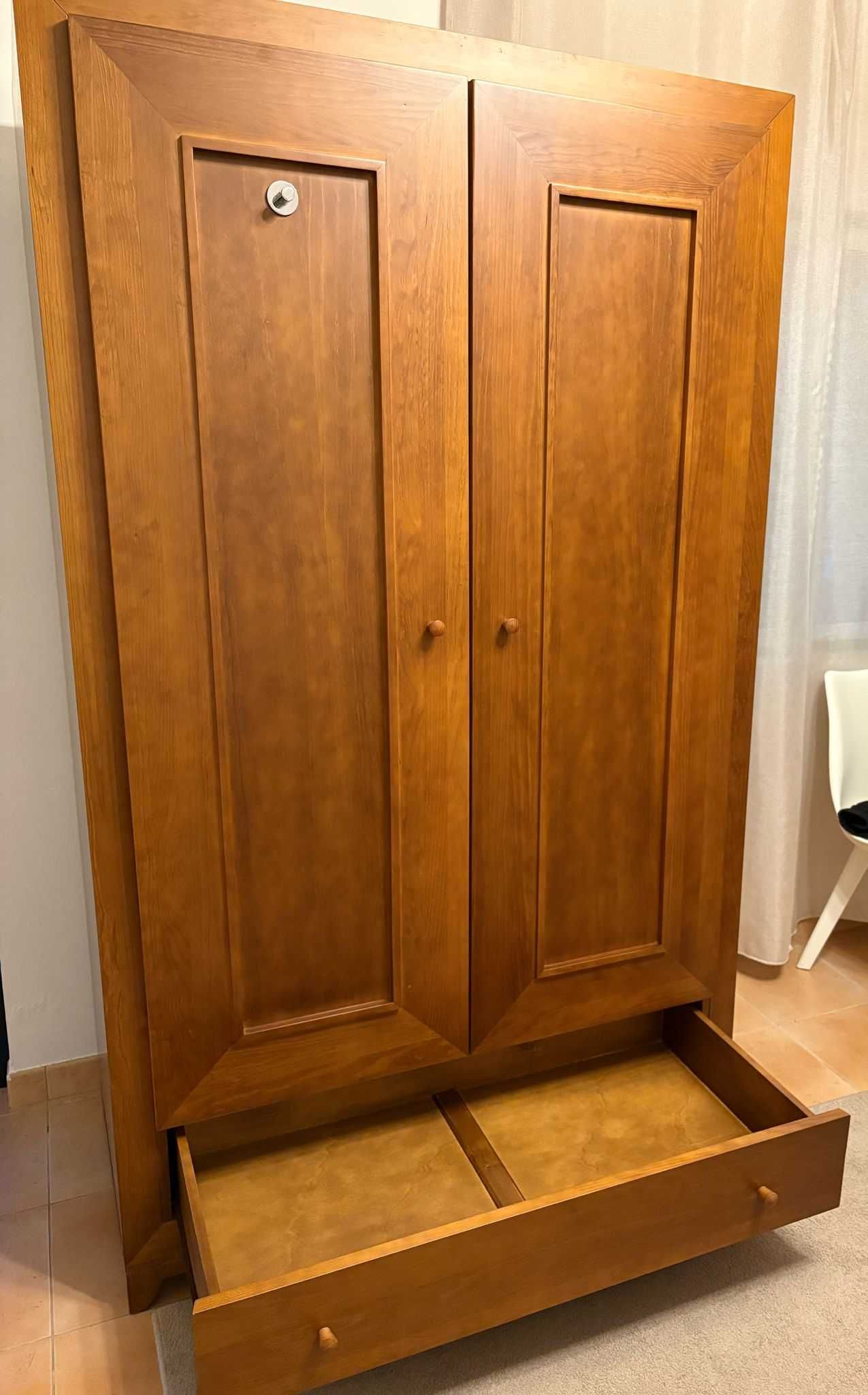 cama de solteiro, roupeiro com espelho e mesa de cabeceira