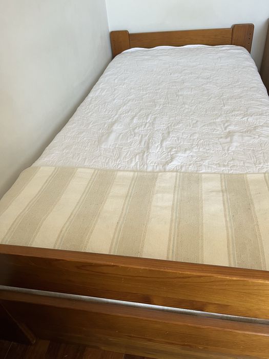 Cama solteiro com gavetão/segunda cama + mesa de cabeceira